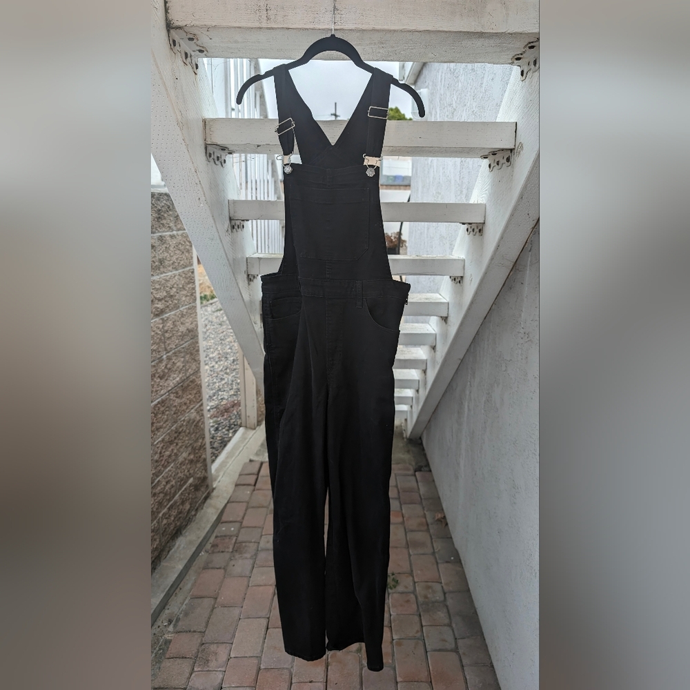 Form-fitting black overalls